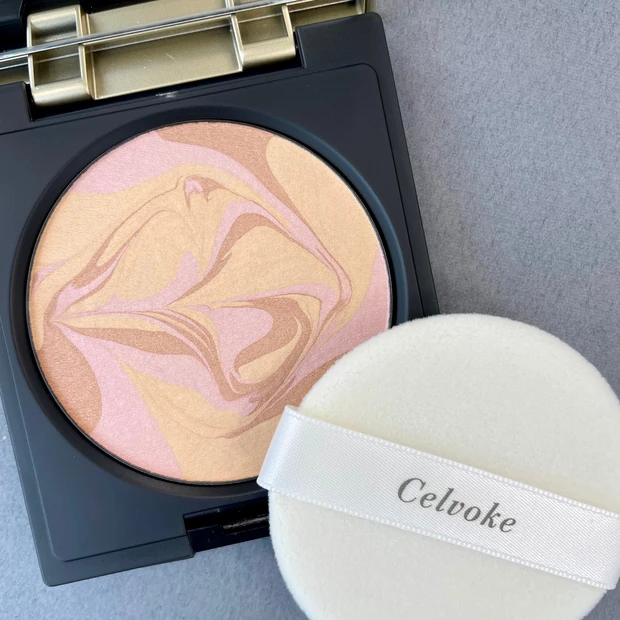 夏コスメ2023_セルヴォーク_カムフィー プレストパウダー EX02_スウォッチ
