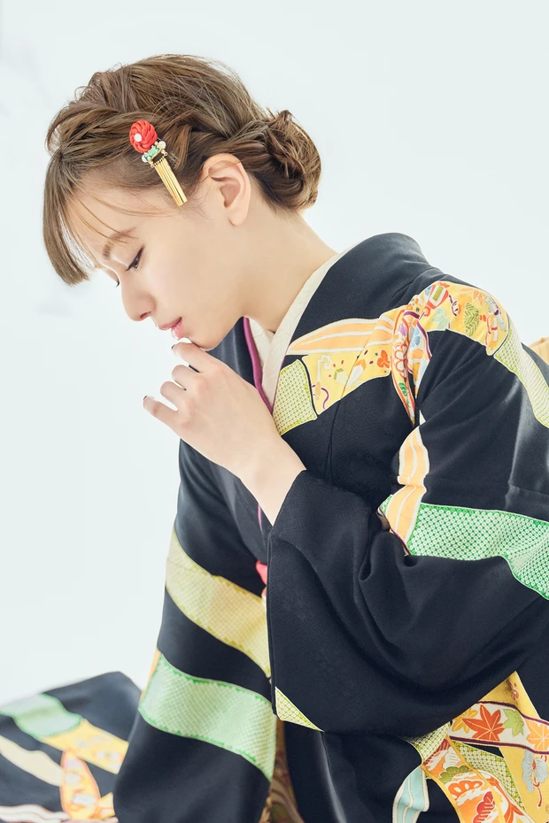 山本舞香さんが現代柄の着物を引き立てる、ねじりサイドシニヨンに挑戦！【ヘアアレンジやり方動画つき】