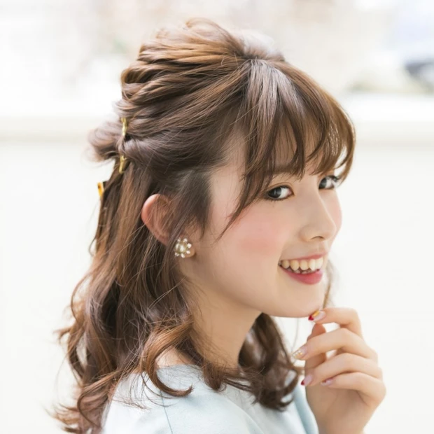 小物使いが成功のカギ♪ ふんわりハーフアップで同窓会のヒロインに！