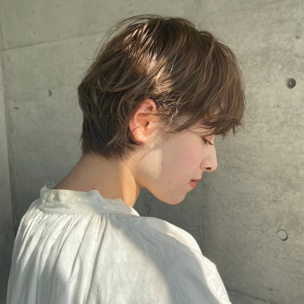 外はねで女性らしいマッシュショート　サブカットバック