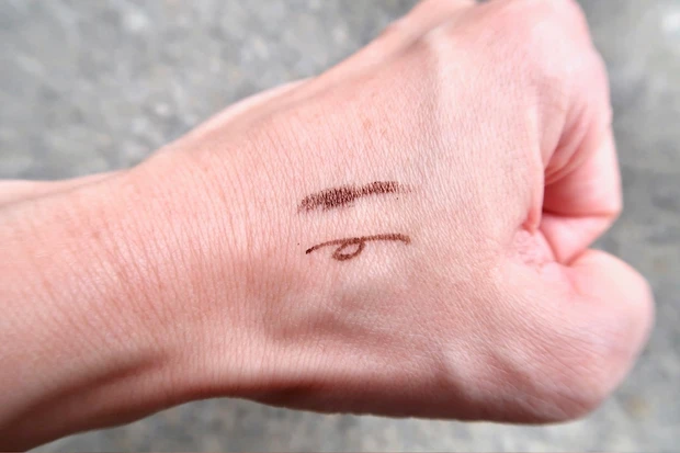 キャンメイク クリーミータッチライナーと他メイカーのジェルライナーの比較