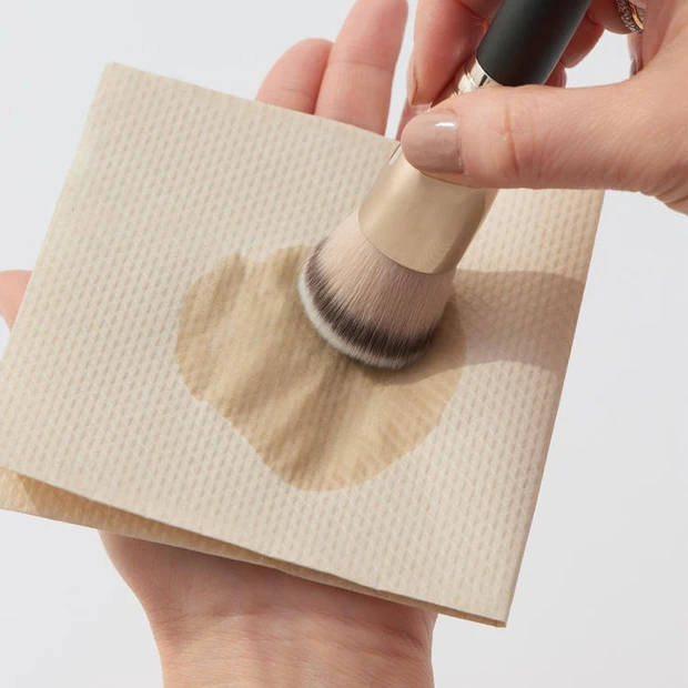 フェイスブラシの洗い方【専用クリーナーで洗う場合】 1. 専用クリーナーをキッチンペーパーに適量出し、ブラシのメイク汚れとなじませる