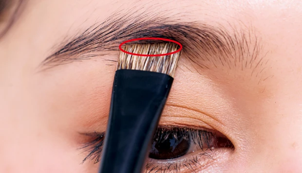 トレンド眉 「ふわゆるアーチ眉」の描き方1