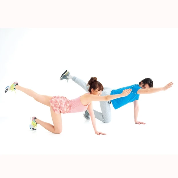 ビーチやフェスの主役は背中美人! 毎日のちょこっとトレーニングで夏対策