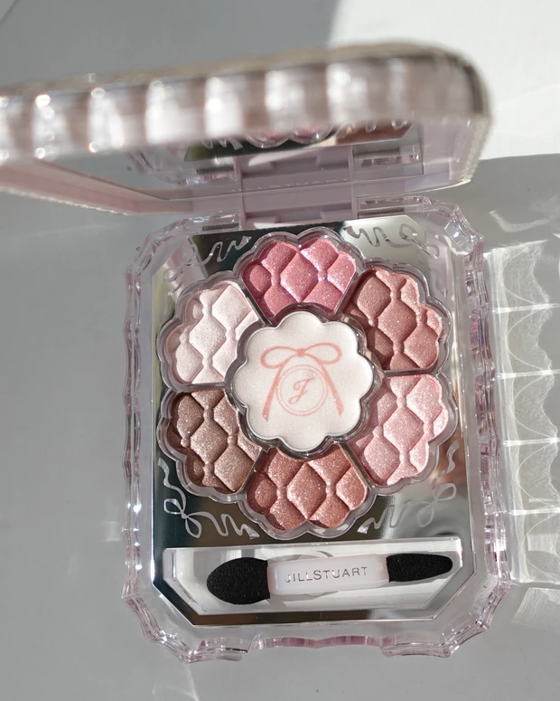 ブルームクチュール アイズ リボンファッションショーの7色アイシャドウパレット イエベ春・ブルべ夏におすすめのニュートラルピンク