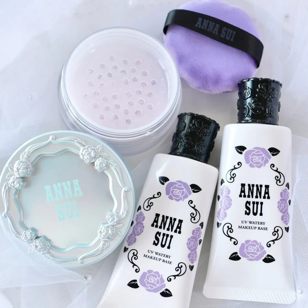 【夏新色コスメ2026】アナ スイから限定ひんやりフェイスパウダー＆新作UV下地が登場！