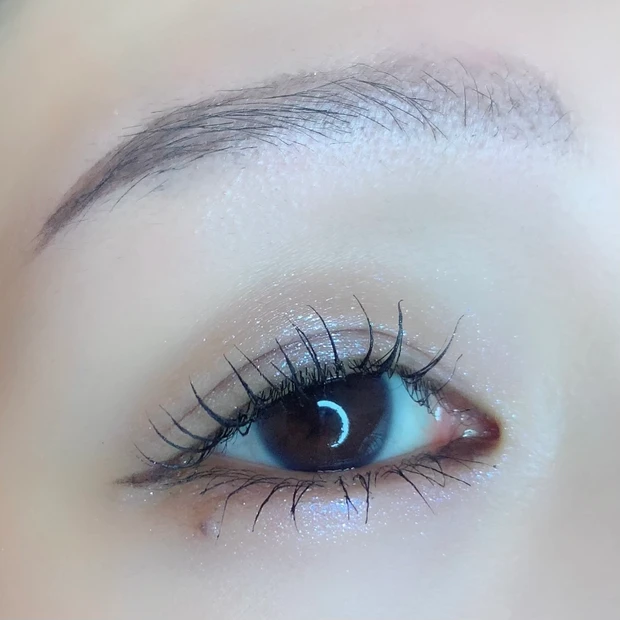 LUNASOL ルナソル モノアイカラーレーション 11ミスティックソワレを目元に塗った様子