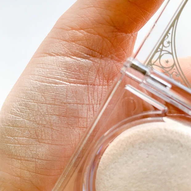 01ムーングロウホワイトのスウォッチ。自然光で見せる肌馴染みの良い上品なツヤ感。