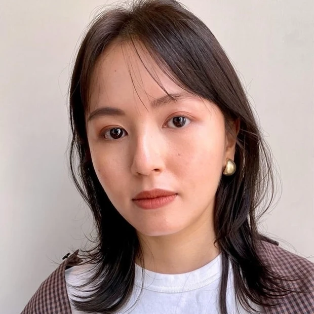 30～40代はトップのボリュームが気になりがち……。抜け毛や薄毛が原因というよりは、髪のハリ・コシ低下やダメージのせいでボリュームが出にくくなっているよう。レイヤーカットを駆使して、トップの空気感をコントロールすれば、ナチュラルなふんわり髪で若見えが叶います。今回は2022年の春夏にトライしたい、大人の透明感ミディアムヘアをご紹介。