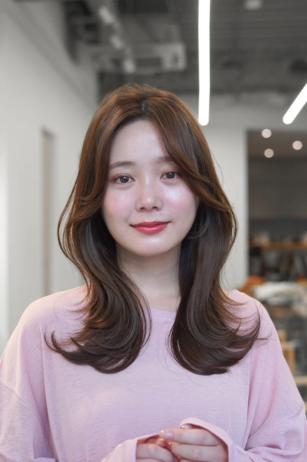 髪型　セミロング　小顔ヘア　かきあげ前髪　スタイリング