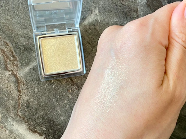 【RMK】肌馴染み抜群さりげないキラキラが素敵な単色アイシャドウ!_3