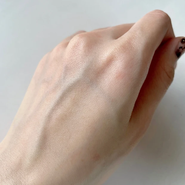 アトリックス ビューティーチャージナイトスペリアA塗った手