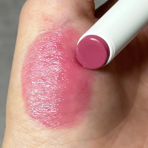 CANMAKE（キャンメイク）むちぷるティント 06 ラズベリーケーキ 手元スウォッチ