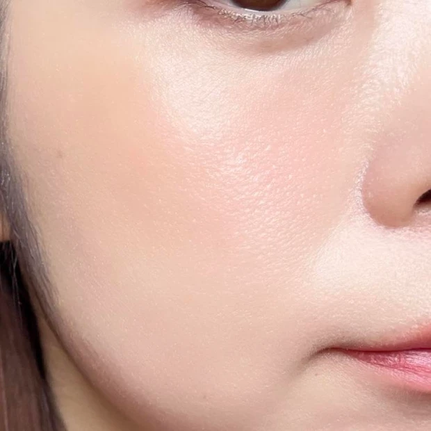 ファミマで買えるハナバイヒンスのハイライトを塗った写真