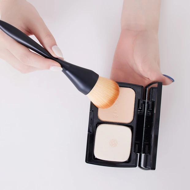 マキア　パウダーファンデーション　塗り方　コスメデコルテ　ブラシ　ロージーローザ