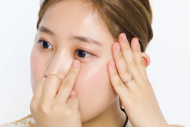 アイクリームはやさしくムラなく塗る