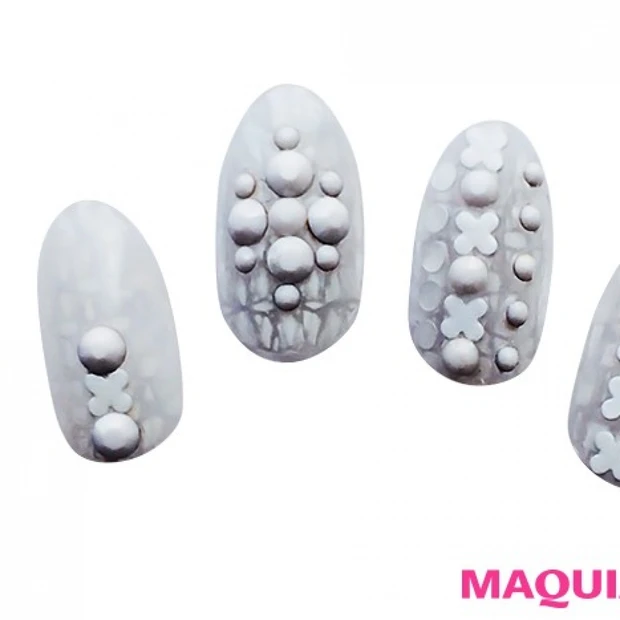 さまざまなストーンで埋め尽くした、デコラティブなオータムホワイトネイル