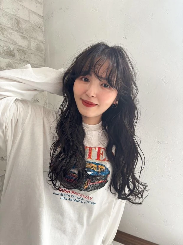 冬におすすめの髪型 ロングヘア 暗髪×ルーズウェーブの重軽ロング