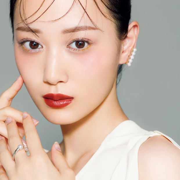 山下美月さんの気になる秋コスメ。マット派も惹かれる、ツヤリップでつくる新バランス【秋新色コスメ2025】