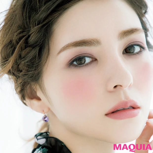 小顔に見せるチーク術! 面長さんは『ロールケーキ型チーク』で縦の余白をカ…