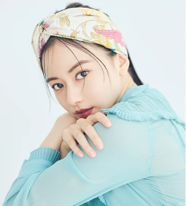 山本舞香さんが激推し！ グッチのヘッドバンド＆ヘアクリップで華やかなポニーテールに
