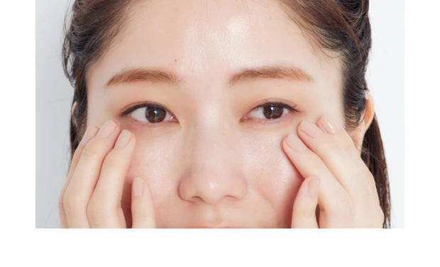 目の下は3本の指でタッチ