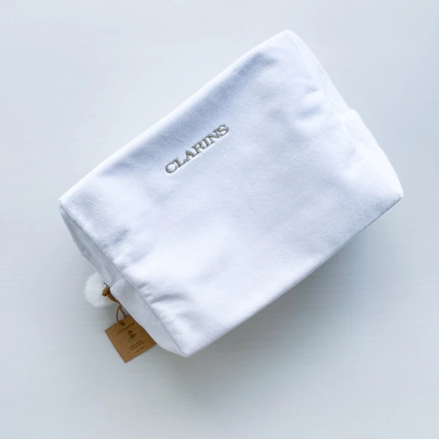 V コントア ホリデーセットに含まれる、上品な白の限定オリジナルポーチを真上から撮影した写真。