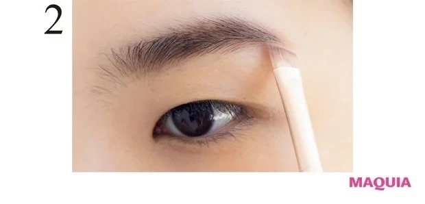 一重メイクの革命的HOW TO_2. 眉尻長めで横幅を出す