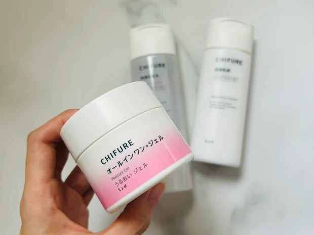 ちふれのうるおいジェルをメインに化粧水・乳液とともに。