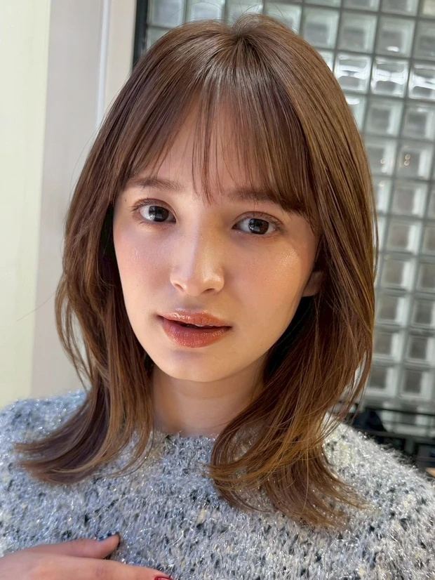 髪型 ミディアムレイヤー ミディアムヘア 小顔見え 前髪あり サイド