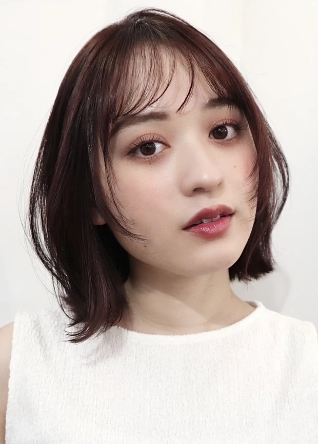 髪型　レイヤーボブ　ボブヘア　前髪あり　小顔ヘア　正面
