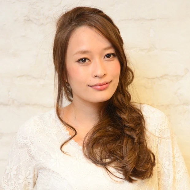 ほんのり色っぽい！ デートやパーティにおすすめ「ワンサイドゆる編みロング…