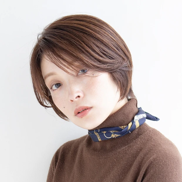 潤いカラーと長めバングで仕上げる、アンニュイムードの美人見えショート