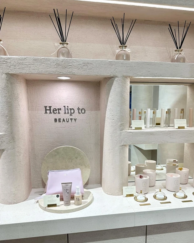 🩷🪞🏛️🪽🌸
明日オープンの
𝐇𝐞𝐫 𝐥𝐢𝐩 𝐭𝐨 𝐁𝐄𝐀𝐔𝐓𝐘 𝐎𝐒𝐀𝐊𝐀🪄
一足お先に行ってきたよ🫧_2_1