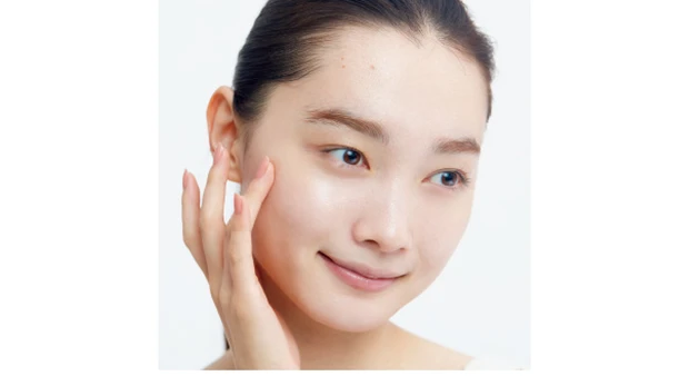 ツヤをもたらす下地で長時間発光肌を叶える