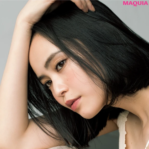 肌までキレイに見せる！女性らしさを高める“夏色ブラウン”のアイライン