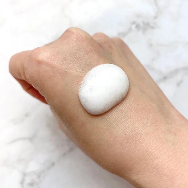 キュレル 泡ジェル洗顔料の泡を手に出した状態