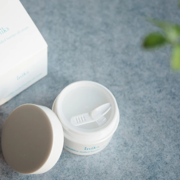 「センシティブ シールドバリア オイルクリーム N」のスパチュラ