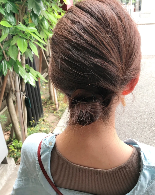 セルフヘアアレンジ 5分で完成 簡単おだんごヘアでコテいらずのすっきりまとめ髪 ロング マキアオンライン Maquia Online