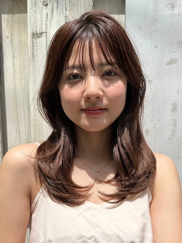 ヘアカタログ　セミロング　セミロングヘア　前髪あり　シースルーバング　サイドバング
