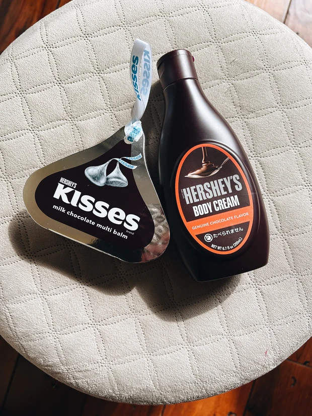 バレンタインのプレゼントにぴったり！本物そっくりの【HERSHEY'S （ハーシー）ボディークリーム×マルチバーム】チョコの香りで特別な時間を♡_2