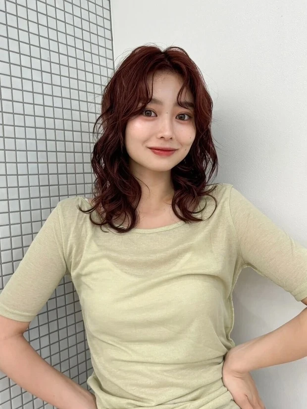 【卵型さんにおすすめの髪型】ミディアムヘア編_【卵型×ミディアムヘア】レイヤー多め✕暖色カラーのトレンドを詰め込んだミディアムパーマヘア