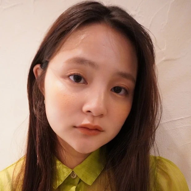 【最新ロング】かき上げるのが可愛い！ 長めバングのレイヤーロングヘア
