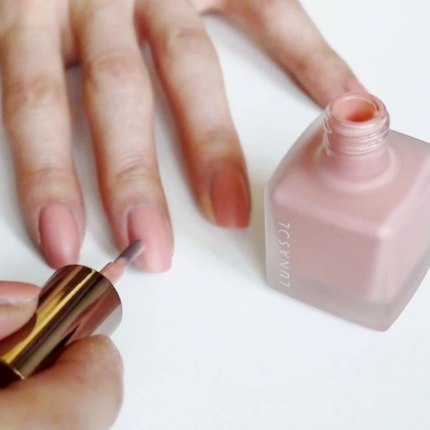 指先に春を呼び込む♡ルナソル大人のピンクベージュネイル！