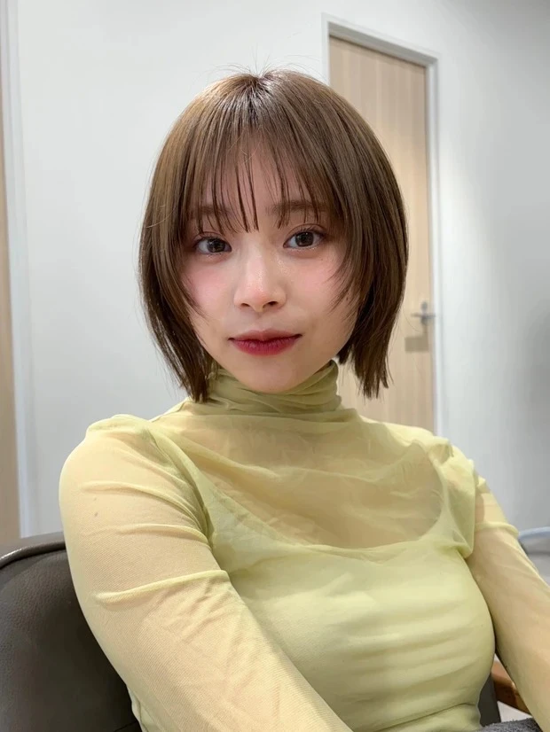 オリーブベージュの透明感ショートボブ