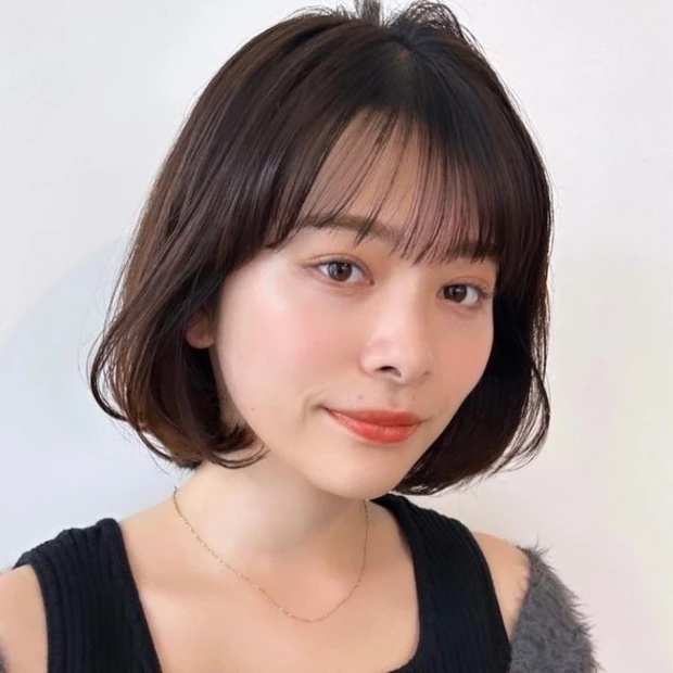 ミディアム　ヘア　髪型　ヘアスタイル　大人　前髪あり　暗髪