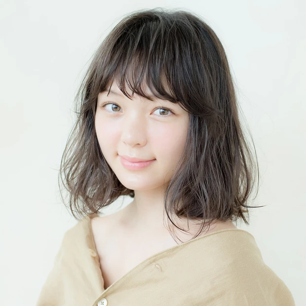 自然体でおしゃれオーラが漂う、オリーブカラーのゆるカールボブ