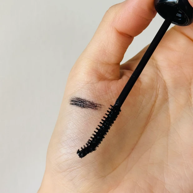 ミルクタッチのアイコニックフィルムマスカラ