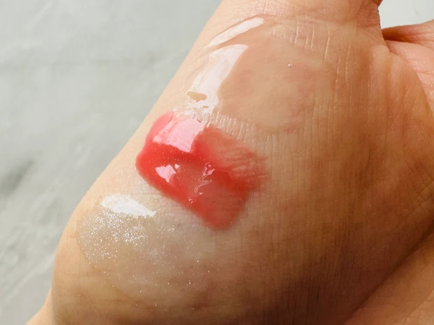 ヴィセのエッセンスリッププランパー SP001 シアーピンク・BE300 ベージュピンク・BL900 クリスタルブルーのスウォッチ