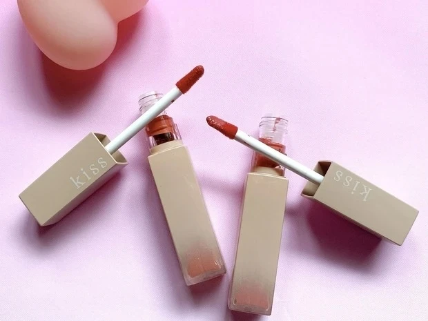 キス「リップアーマー」が本当にマスクにつきにくい！ 落ちにくさを検証_底部分がやや透けているピンクベージュのかわいいパケ